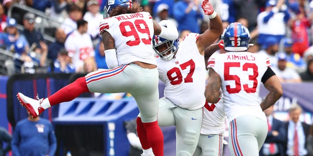 Leonard Williams (99) of the New York Giants celebrates with teammate Dexter Lawrence (97) after sacking Matthew Stafford (9) of the Los Angeles Rams in the first half at MetLife Stadium on Oct. 17, 2021 in East Rutherford, 뉴저지.