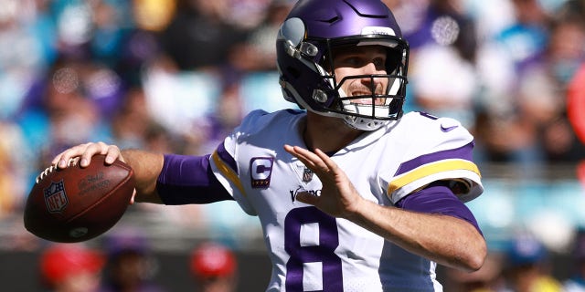 CHARLOTTE, NORTH CAROLINA - OTTOBRE 17: cugini kirk #8 of the Minnesota Vikings throws the ball during the second quarter against the Carolina Panthers at Bank of America Stadium on October 17, 2021 a Charlotte, Carolina del Nord.