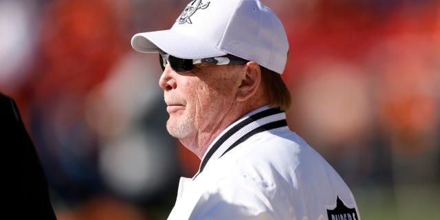 DENVER, CO - 17 DE OUTUBRO: O proprietário do Las Vegas Raiders, Mark Davis, observa antes do jogo contra o Denver Broncos no Empower Field em Mile High em 17 de outubro de 2021 em Denver, Colorado.  (Foto de Justin Edmonds / Getty Images)