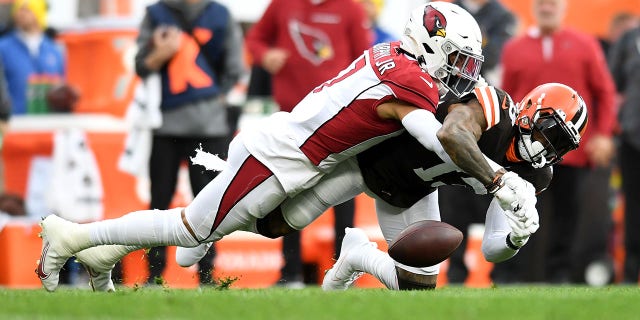 Byron Murphy Jr. (7) van die Arizona Cardinals breek 'n aangee wat bedoel is vir Odell Beckham Jr. (13) of the Cleveland Browns during the first quarter at FirstEnergy Stadium on Oct. 17, 2021 in Cleveland, Ohio.