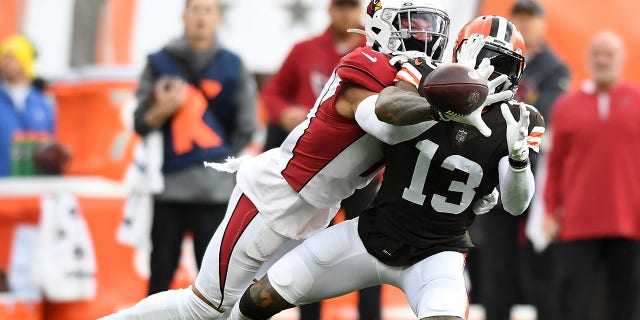 Byron Murphy Jr. (7) van die Arizona Cardinals breek 'n aangee wat bedoel is vir Odell Beckham Jr. (13) of the Cleveland Browns during the first quarter at FirstEnergy Stadium on Oct. 17, 2021 in Cleveland, Ohio.