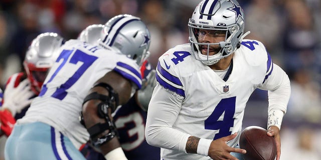 FOXBOROUGH, MASSACHUSETTS - OCTOBER 17: Dak Prescott #4 of the Dallas Cowboys scrambles with the ball in the second half against the New England Patriots at Gillette Stadium on October 17, 2021 in Foxborough, Massachusetts.