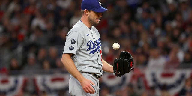 ATLANTA, GEORGIA - OCTUBRE 17: Max Scherzer #31 of the Los Angeles Dodgers tosses the ball in the air in between pitches against the Atlanta Braves in the first inning of Game Two of the National League Championship Series at Truist Park on October 17, 2021 en Atlanta, Georgia.