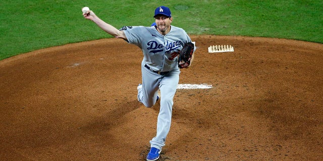 ATLANTA, GEORGIA - OCTUBRE 17: Max Scherzer #31 of the Los Angeles Dodgers pitches against the Atlanta Braves in the first inning of Game Two of the National League Championship Series at Truist Park on October 17, 2021 en Atlanta, Georgia.