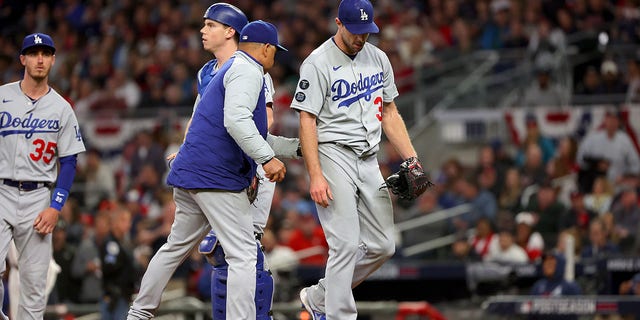 ATLANTA, GA - 17 OCTOBRE: le manager Dave Roberts élimine Max Sheerzer des Dodgers de Los Angeles du 31e match contre les Braves d'Atlanta lors du cinquième match du deuxième match de la série de championnat de la Ligue nationale à Troist Park le 17 octobre 2021 à Atlanta , Géorgie.