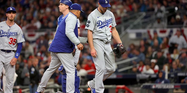 ATLANTA, GEORGIA - OCTUBRE 17: Manager Dave Roberts takes Max Scherzer #31 of the Los Angeles Dodgers out of the game against the Atlanta Braves in the fifth inning of Game Two of the National League Championship Series at Truist Park on October 17, 2021 en Atlanta, Georgia.