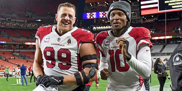 CLEVELAND, OH - OKTOBER 17: NIE 'N WOORD NIE. Watt #99 and DeAndre Hopkins #10 of the Arizona Cardinals react after a 37-14 win against the Cleveland Browns at FirstEnergy Stadium on October 17, 2021 in Cleveland, Ohio.