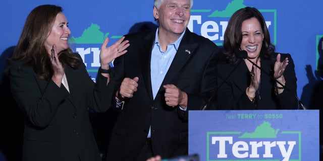 Tumbris, Virginia - 21 ottobre: ​​L'ex governatore della Virginia Terry McAuliffe (C) balla, mentre il vicepresidente degli Stati Uniti Kamala Harris (R) parla al suo evento elettorale il 21 ottobre 2021 a Dumfries, Virginia.  McAuliffe correrà contro il candidato repubblicano Glenn Youngkin per l'elezione del governatore della Virginia il 2 novembre.  (Foto di Magnummy / Getty Images)