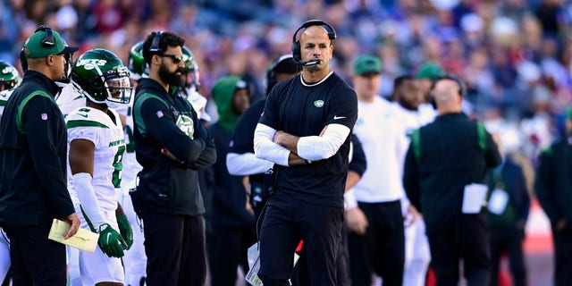 Head coach Robert Saleh of the New York Jets looks on during the first half in the game against the New England Patriots at Gillette Stadium on Oct. 24, 2021, 폭스 버러, 매사추세츠 주.
