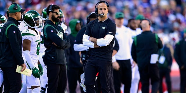 Head coach Robert Saleh of the New York Jets looks on during the first half in the game against the New England Patriots at Gillette Stadium on Oct. 24, 2021, en Foxborough, Massachusetts.