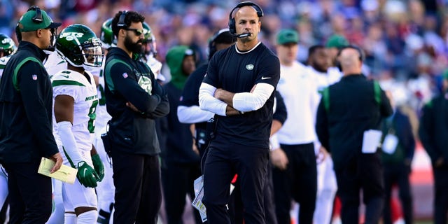 O técnico Robert Saleh, do New York Jets, observa durante a primeira metade de um jogo contra o New England Patriots no Gillette Stadium em 24 de outubro de 2021, em Foxboro, Massachusetts.