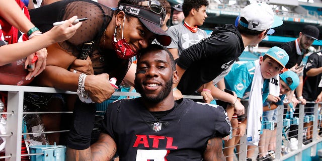 MIAMI GARDENS, FLORIDA - OCTOBER 24: Kyle Pitts #8 of the Atlanta Falcons celebrates after defeating the Miami Dolphins 30-28 at Hard Rock Stadium on October 24, 2021 in Miami Gardens, Florida. (Photo by Michael Reaves/Getty Images)