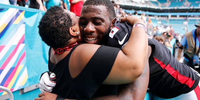 MIAMI GARDENS, FLORIDA - OCTOBER 24: Kyle Pitts #8 of the Atlanta Falcons celebrates after defeating the Miami Dolphins 30-28 at Hard Rock Stadium on October 24, 2021 in Miami Gardens, Florida. (Photo by Michael Reaves/Getty Images)