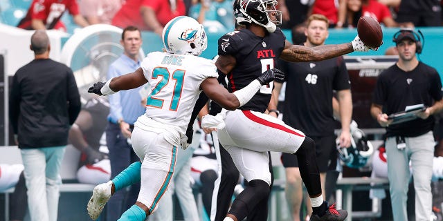 MIAMI GARDENS, FLORIDA - OCTOBER 24: Kyle Pitts #8 of the Atlanta Falcons makes a one-handed catch against the Miami Dolphins during the second quarter at Hard Rock Stadium on October 24, 2021 in Miami Gardens, Florida. (Photo by Michael Reaves/Getty Images)
