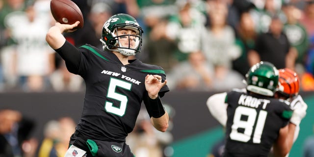 Mike White (5) of the New York Jets throws during the fourth quarter against the Cincinnati Bengals at MetLife Stadium Oct. 31, 2021, in East Rutherford, N.J.