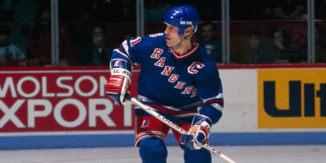 MONTRÉAL, CANADA - VERS 1990 : Mark Messier # 11 des Rangers de New York patins vers 1990 au Forum de Montréal à Montréal, Québec, Canada.