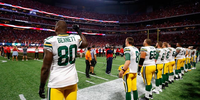 Martellus Bennett # 80 của Green Bay Packers giơ nắm tay trong bài quốc ca trước trận đấu giữa Green Bay Packers và Atlanta Falcons tại Sân vận động Mercedes-Benz vào ngày 17 tháng 9 năm 2017 ở Atlanta, Georgia. (Ảnh của Kevin C. Cox / Getty Images)
