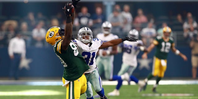 Martellus Bennett # 80 của Green Bay Packers bắt được một đường chuyền khi Byron Jones # 31 của Dallas Cowboys bảo vệ trong phần tư thứ ba của trận đấu tại Sân vận động AT & amp; T vào ngày 8 tháng 10 năm 2017 ở Arlington, Texas. (Ảnh của Tom Pennington / Getty Images)