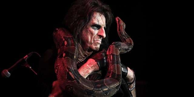 Alice Cooper performs on stage with a snake at The O2 Arena on June 18, 2016 en Londres, Inglaterra.