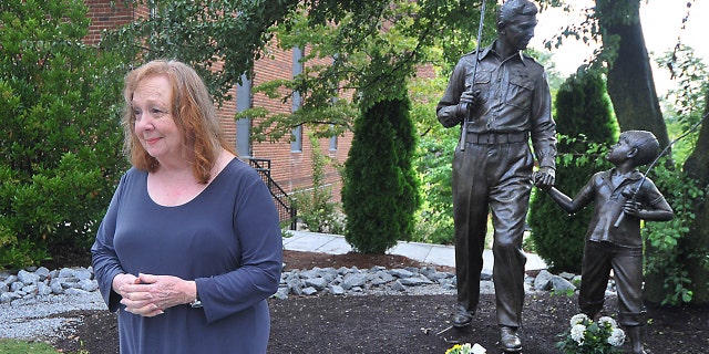 Actress Betty Lynn, 在《安迪·格里菲斯秀》中饰演塞尔玛·卢,’ pays her respects at the Andy Griffith statue in Mt. Airy, 北卡罗来纳, 星期二, 七月 3, 2012. The actor died that year at age 86.