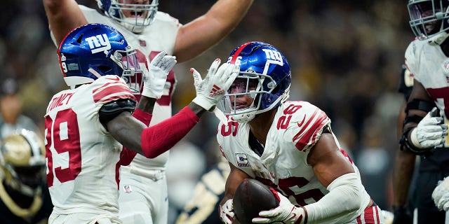 New York Giants running back Saquon Barkley (26) celebrates a touchdown in overtime with wide receiver Kadarius Toney (89) that helped the Giants defeat the New Orleans Saints 27-21, Domenica, Ott. 3, 2021.