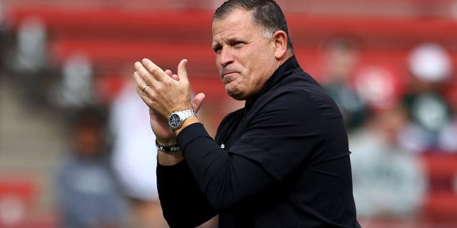 Head coach Greg Schiano of the Rutgers Scarlet Knights before a game against the Michigan State Spartans at SHI Stadium on October 9, 2021 in Piscataway, 뉴저지.