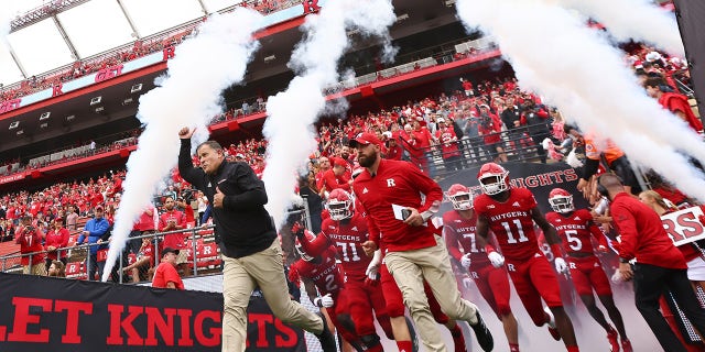 Head coach Greg Schiano of the Rutgers Scarlet Knights leads his team onto the field before a game against the Michigan State Spartans at SHI Stadium on October 9, 2021 in Piscataway, 뉴저지.