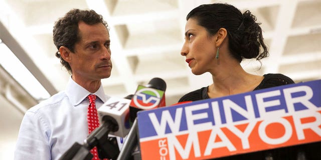 المرشح لرئاسة بلدية مدينة نيويورك أنتوني وينر وزوجته هوما عابدين يحضران مؤتمرًا صحفيًا في نيويورك ، الولايات المتحدة الأمريكية في 23 يوليو 2013. صورة