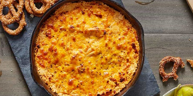 "This buffalo ranch chicken dip is an instant win at game time, combining multiple tailgating favorites into one easy, spicy, cream cheesy ranch dip," Amanda DeRose on behalf of Hidden Valley Ranch, 말한다. (Hidden Valley Ranch)