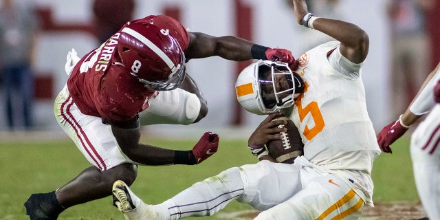 Alabama defensive back Jordan Battle (9) tackles Tennessee quarterback Hendon Hooker (5) during the second half of an NCAA college football game, Saterdag, Okt.. 23, 2021, in Tuscaloosa, Ala.
