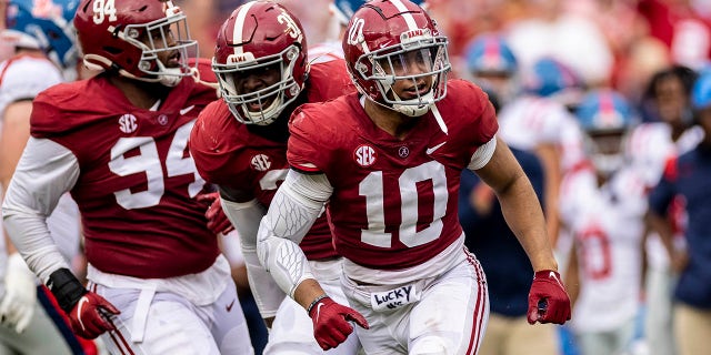 El apoyador de Alabama Henry To'oTo'o (10) juega para la multitud después de una parada defensiva durante la primera mitad de un partido de fútbol americano universitario de la NCAA contra Mississippi, sábado, oct. 2, 2021, en Tuscaloosa, Ala.