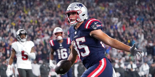 New England Patriots tight end Hunter Henry (85) celebrates after his touchdown in the first half of an NFL football game against the Tampa Bay Buccaneers on Sunday October 3, 2021, in Foxborough, Mass.