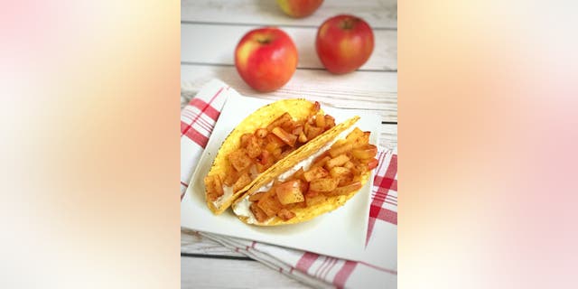 Registered dietician Lauren Harris-Pincus shares her cinnamon apple taco recipe with Fox News.