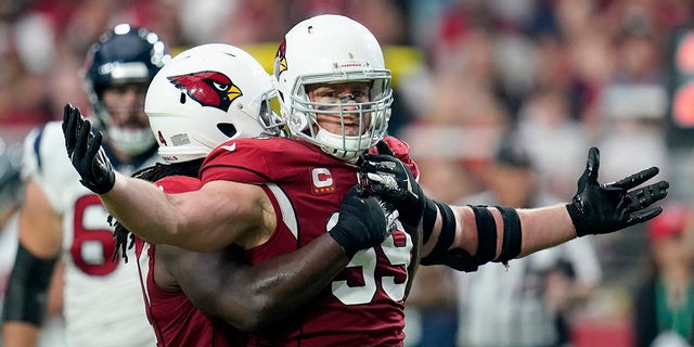 O time defensivo do Arizona Cardinals, JJ Watt (99), comemora uma parada defensiva contra o Houston Texans durante a primeira metade de um jogo de futebol americano da NFL, domingo, 24 de outubro de 2021, em Glendale, Arizona.