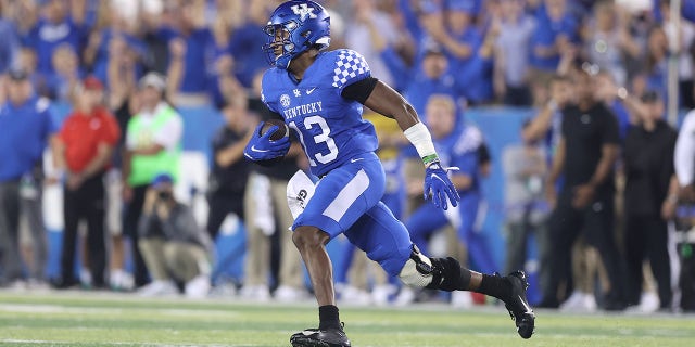 一言もない. Weaver #13 of the Kentucky Wildcats runs with the ball after intercepting a pass against the Florida Gators at Kroger Field on Oct. 2, 2021 in Lexington, ケンタッキー.