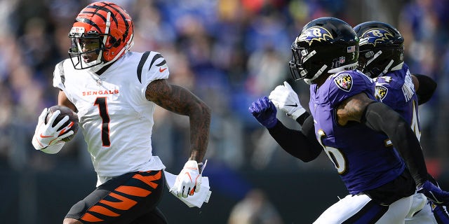 O wide receiver do Cincinnati Bengals Ja'Marr Chase (1) corre a bola contra o safety Baltimore Ravens Chuck Clark (36) e escanteia Marlon Humphrey durante a primeira metade de um jogo de futebol americano da NFL, domingo, 24 de outubro de 2021, em Baltimore.