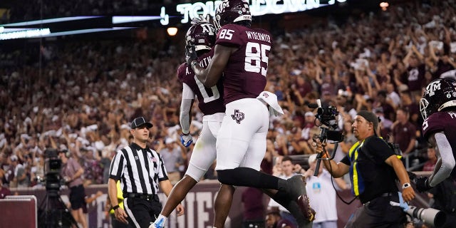 L'ailier rapproché Texas A&M Jalen Wydermyer (85) célèbre avec le receveur large Ainias Smith (0) après avoir marqué un agent de touché Alabama au cours de la première moitié d'un match de football universitaire de la NCAA le samedi 9 octobre 2021, à College Station, Texas.