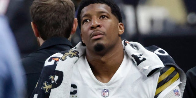 New Orleans Saints quarterback James Winston (2) is van het veld gestuurd na een blessure in de eerste helft tegen de Tampa Bay Buccaneers in New Orleans, zondag 31 oktober 2021.