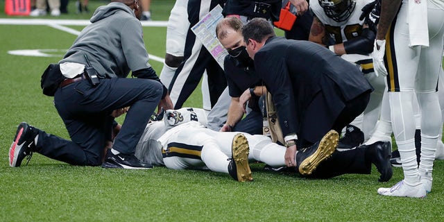 New Orleans Saints quarterback James Winston heeft de neiging om geblesseerd te raken na een blessure in de eerste helft tegen de Tampa Bay Buccaneers in New Orleans, zondag 31 oktober 2021.