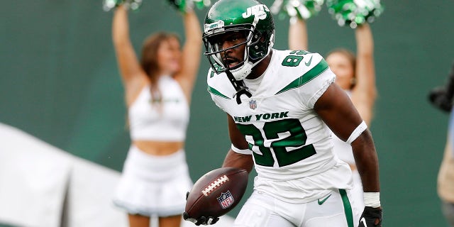 EAST RUTHERFORD, NEW JERSEY - 十月 03: Jamison Crowder #82 of the New York Jets in action against the Tennessee Titans at MetLife Stadium on October 03, 2021 in East Rutherford, 新泽西州. The Jets defeated the Titans 27-24 在加班.