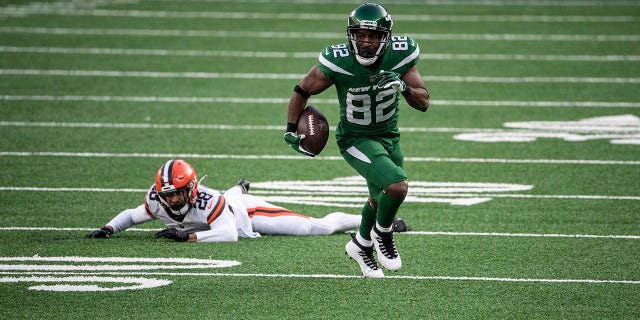 EAST RUTHERFORD, 新泽西 - 十二月 27: Jamison Crowder #82 of the New York Jets runs with the ball during a game against the Cleveland Browns at MetLife Stadium on December 27, 2020 in East Rutherford, 新泽西州.