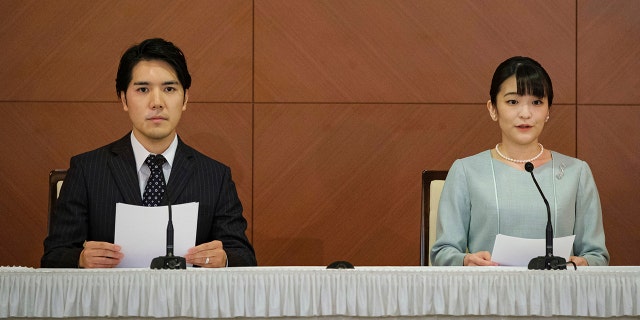 Japan's former Princess Mako, 对, the elder daughter of Crown Prince Akishino and Crown Princess Kiko, 和她的丈夫, Kei Komuro, attend a press conference to announce their marriage, at a hotel in Tokyo, Japan on Tuesday.