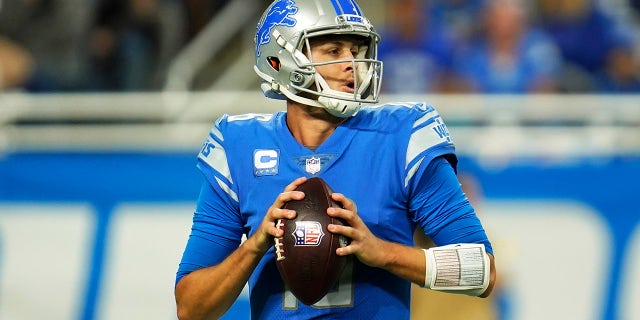 Detroit Lions quarterback Jared Goff looks downfield during the first half of an NFL football game against the Cincinnati Bengals, 일요일, 10 월. 17, 2021, 디트로이트.