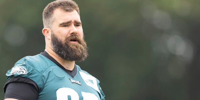PHILADELPHIA, 아빠 - 칠월 29: Jason Kelce #62 of the Philadelphia Eagles looks on during training camp at the NovaCare Complex on July 29,필라델피아elphia, 펜실베니아.