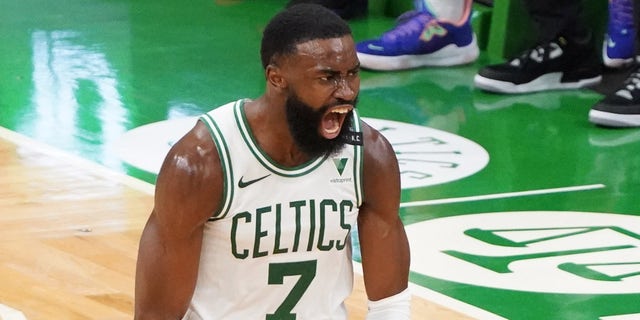 Jaylen Brown, do Boston Celtics, reage após uma cesta de três pontos contra o San Antonio Spurs no terceiro quarto, 30 de abril de 2021, no TD Garden em Boston, Massachusetts.