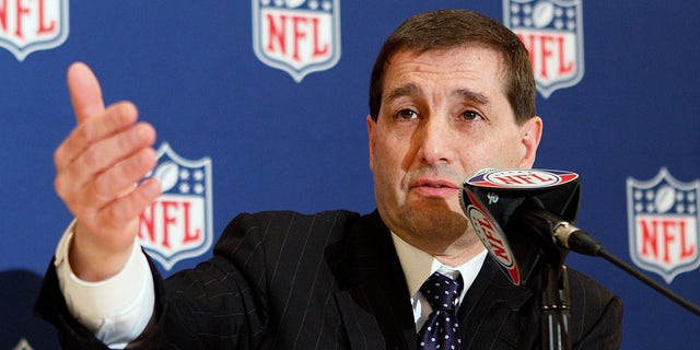 NFL Executive Vice President Jeff Pash address the media during the NFL Annual Owners Meetings at the Roosevelt Hotel on March 21, 2011 뉴 올리언스, 루이지애나.