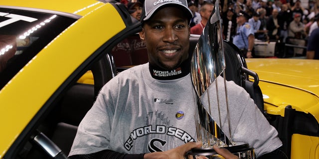 Jermaine Dye #23 of the Chicago White Sox celebrates with the World Series MVP Trophy after winning Game 4 의 2005 Major League Baseball World Series against the Houston Astros at Minute Maid Park on Oct. 26, 2005, 휴스턴, 텍사스.