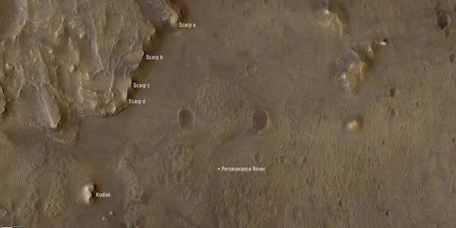 这张带注释的图像指示了 NASA 毅力漫游者（右下）的位置，以及 "科迪亚克" 比特（左下）和杰泽罗火山口三角洲沿线的几个陡峭的河岸，被称为悬崖或悬崖。