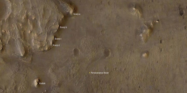 Deze geannoteerde afbeelding geeft de locaties van de NASA Perseverance Rover (rechtsonder) aan, evenals: "Kodiak" Bute (linksonder) en verschillende steile oevers die bekend staan ​​als kliffen, of kliffen, langs de Jezero Crater-delta.