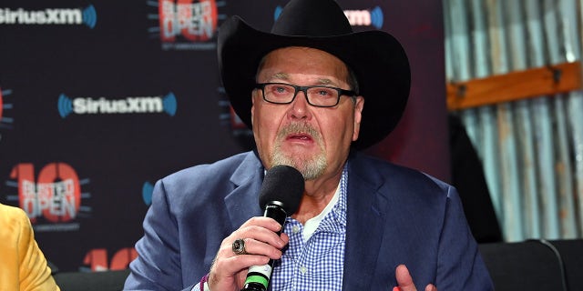 뉴욕, 새로운 - APRIL 06: Jim Ross attends SiriusXM's "Busted Open" celebrating 10th Anniversary In New York City on the eve of WrestleMania 35 4 월 6, 2019 뉴욕시.